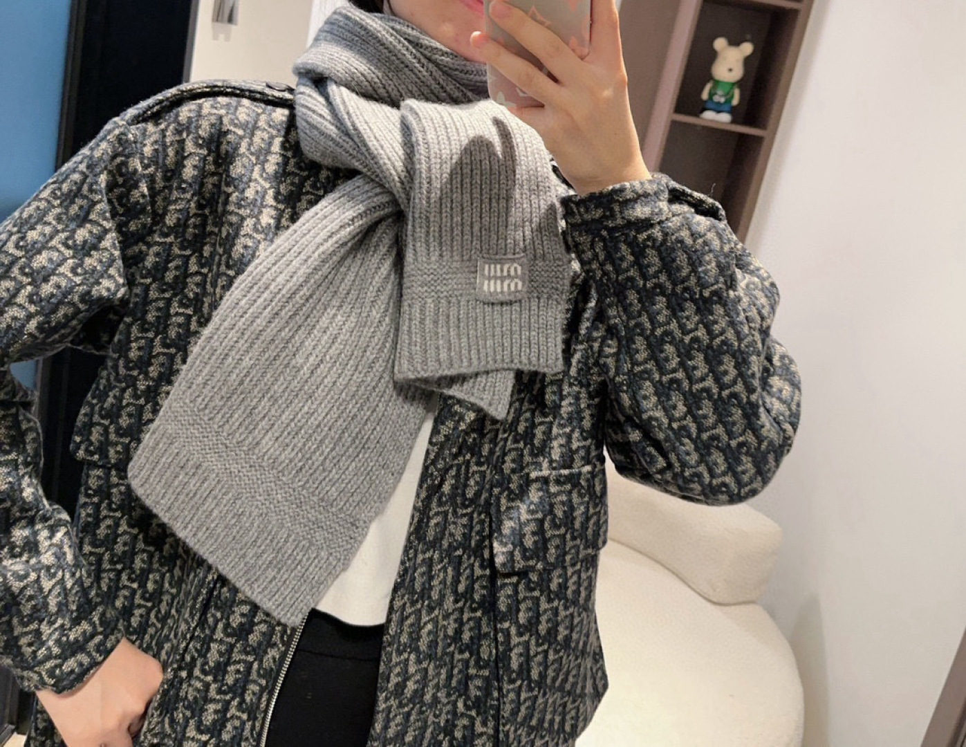 NO:554049,miumiu is the same style for men and women. It is a warm and textured cashmere scarf. It can keep you warm all winter. It is fluffy and warm. It has a full autumn and winter atmosphere. It is high-end and beautiful. Size 30 high version scarf, high version scarf, miumiu19860909miumiu男女同款 又保暖又有质感的羊绒围巾,温暖一整个冬天,毛茸茸的好温暖,秋冬氛围感拉满,高级又好看,尺寸30高版本围巾,高版本围巾,miumiu,scarf