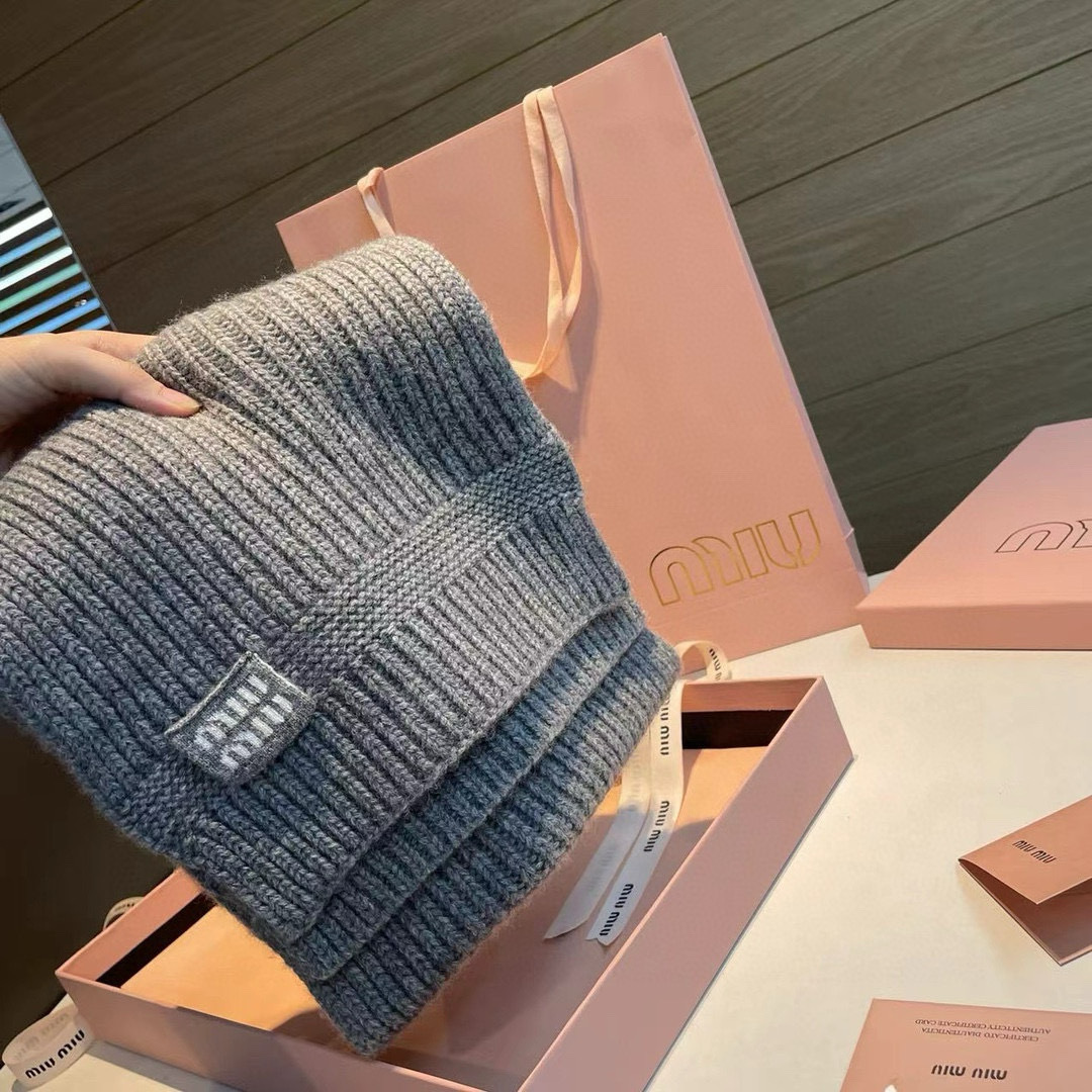 miumiu男女同款 又保暖又有质感的羊绒围巾，温暖一整个冬天，毛茸茸的好温暖，秋冬氛围感拉满，高级又好