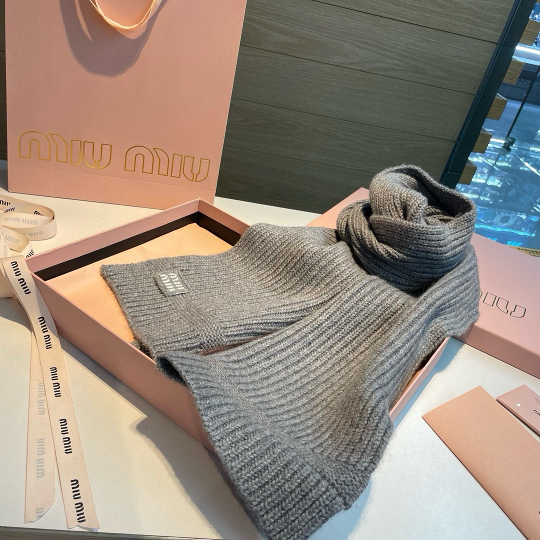 miumiu男女同款 又保暖又有质感的羊绒围巾，温暖一整个冬天，毛茸茸的好温暖，秋冬氛围感拉满，高级又好
