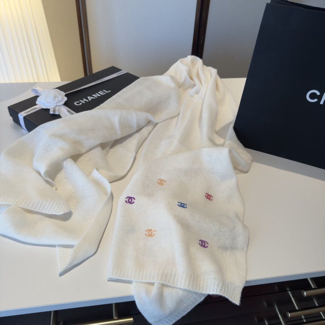 宅女同款Chanel24a小香绵羊毛彩虹🌈珠片围巾披肩尺寸：65cm*180cm