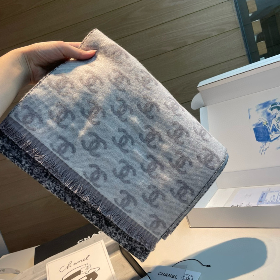 CC 24B『双C渐变围巾』双C Logo渐变围巾 双C渐变到纯色简单利落的同时又有设计感羊毛加羊绒的材