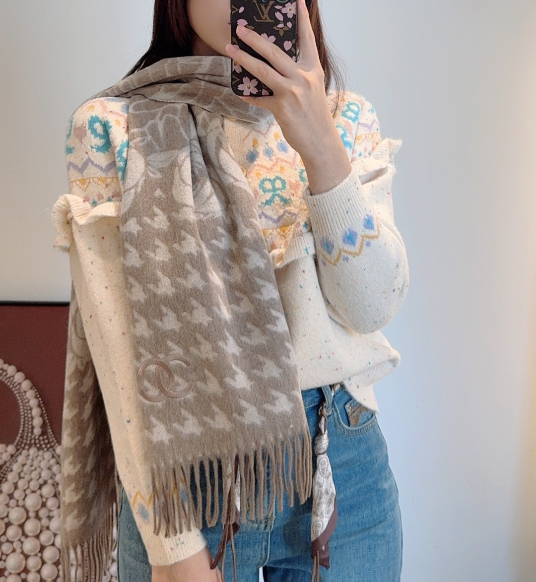 NO:554064,[CHANEL·Chanel] If you like good looks, you can buy high-quality products. It is a celebrity item, no matter how it is paired with it, it is full of temperament. The top-quality cashmere water ripple scarf, the ingredients support testing, the hand is soft and delicate, and the fried chicken is invincible. In short, both the fabric and the craftsmanship are the kind of high-end feeling at first glance!  You must know that this type of goods is only produced in small quantities, and this batch of orders is also monitored very strictly. The quantity that comes out is very small, some are fast, some are slow, no size 30*180cm cashmere high version scarf, high version scarf, chanel, chanel19860909【CHANEL·香奈儿】喜欢有颜值,高质量的亲可入手,名媛单品,无论怎么搭配都是满满的气质感,极品山羊绒水波纹小围巾,成份支持检测手感柔软细腻炒鸡无敌,总之无论是面料还是工艺都是那种一看就很高级的感觉！要知道这类货也只有少量生产,这批订单也是监控超级严格流出来的数量极少手快有手慢无size30*180cm羊绒高版本围巾,高版本围巾,chanel,chanel,scarf