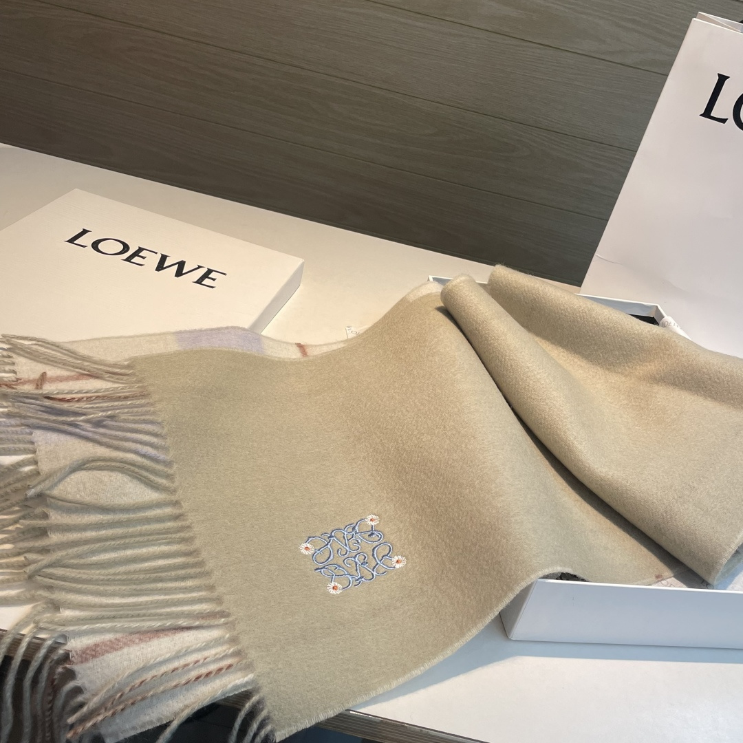 上新！Loewe · 罗意威️难得一见的温柔配色，低调又不失优雅❗️】重点推荐❗️双面配色，一条围巾两种