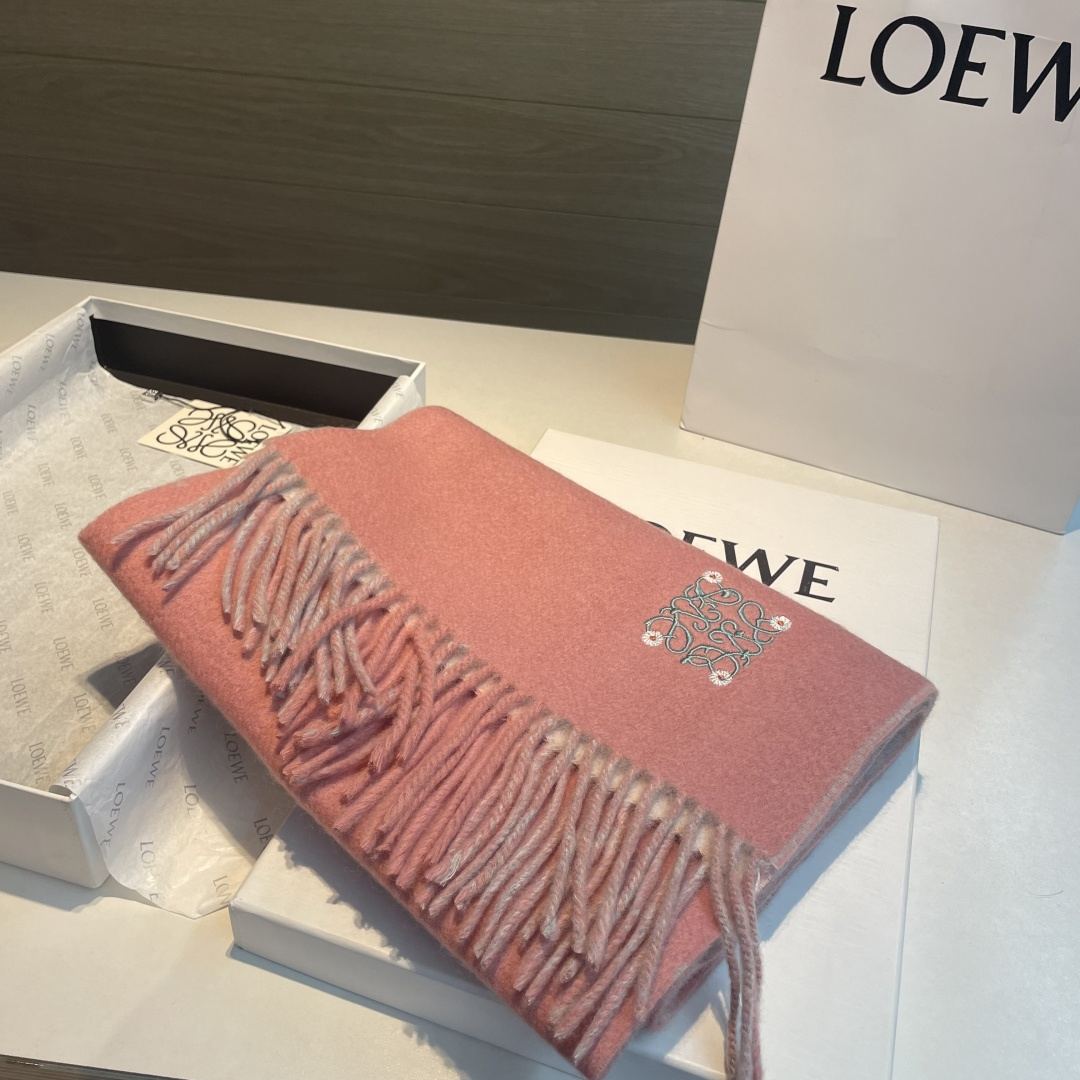 上新！Loewe · 罗意威️难得一见的温柔配色，低调又不失优雅❗️】重点推荐❗️双面配色，一条围巾两种