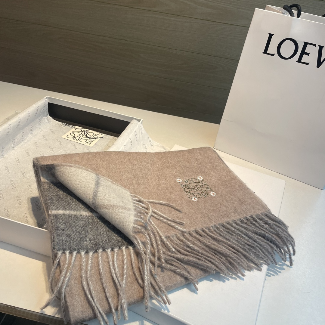 上新！Loewe · 罗意威️难得一见的温柔配色，低调又不失优雅❗️】重点推荐❗️双面配色，一条围巾两种