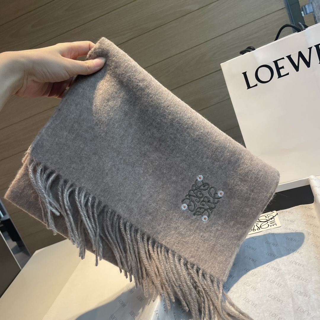 上新！Loewe · 罗意威️难得一见的温柔配色，低调又不失优雅❗️】重点推荐❗️双面配色，一条围巾两种