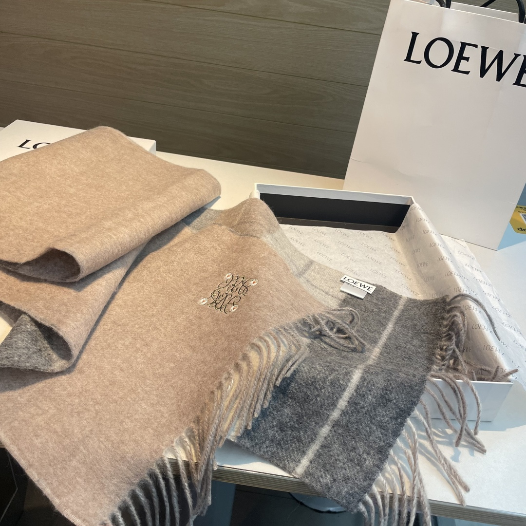 上新！Loewe · 罗意威️难得一见的温柔配色，低调又不失优雅❗️】重点推荐❗️双面配色，一条围巾两种