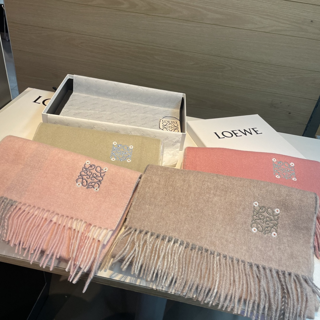 上新！Loewe · 罗意威️难得一见的温柔配色，低调又不失优雅❗️】重点推荐❗️双面配色，一条围巾两种