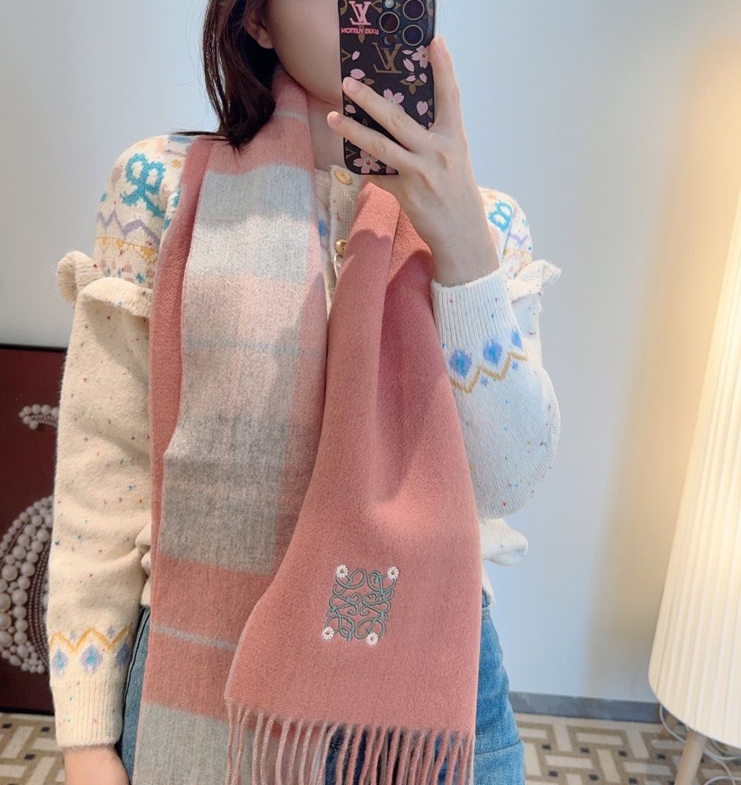 上新！Loewe · 罗意威️难得一见的温柔配色，低调又不失优雅❗️】重点推荐❗️双面配色，一条围巾两种