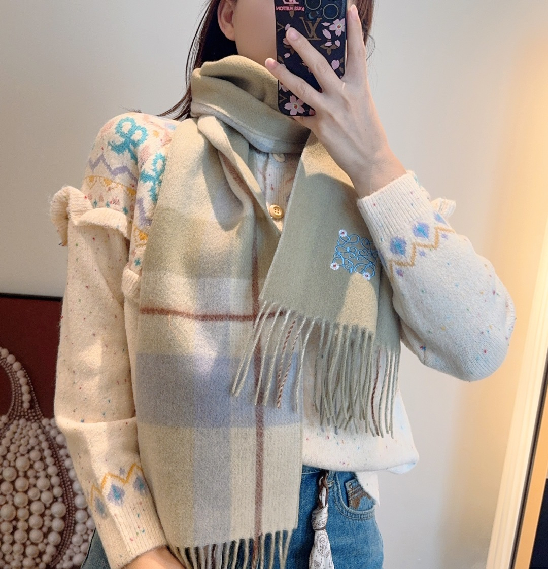 上新！Loewe · 罗意威️难得一见的温柔配色，低调又不失优雅❗️】重点推荐❗️双面配色，一条围巾两种