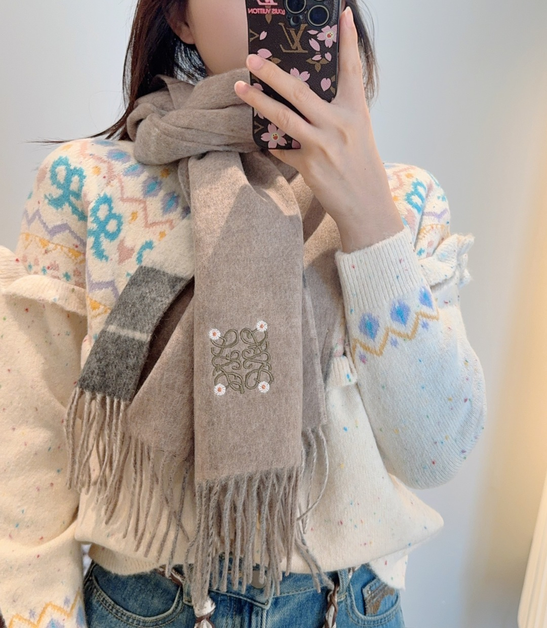 上新！Loewe · 罗意威️难得一见的温柔配色，低调又不失优雅❗️】重点推荐❗️双面配色，一条围巾两种