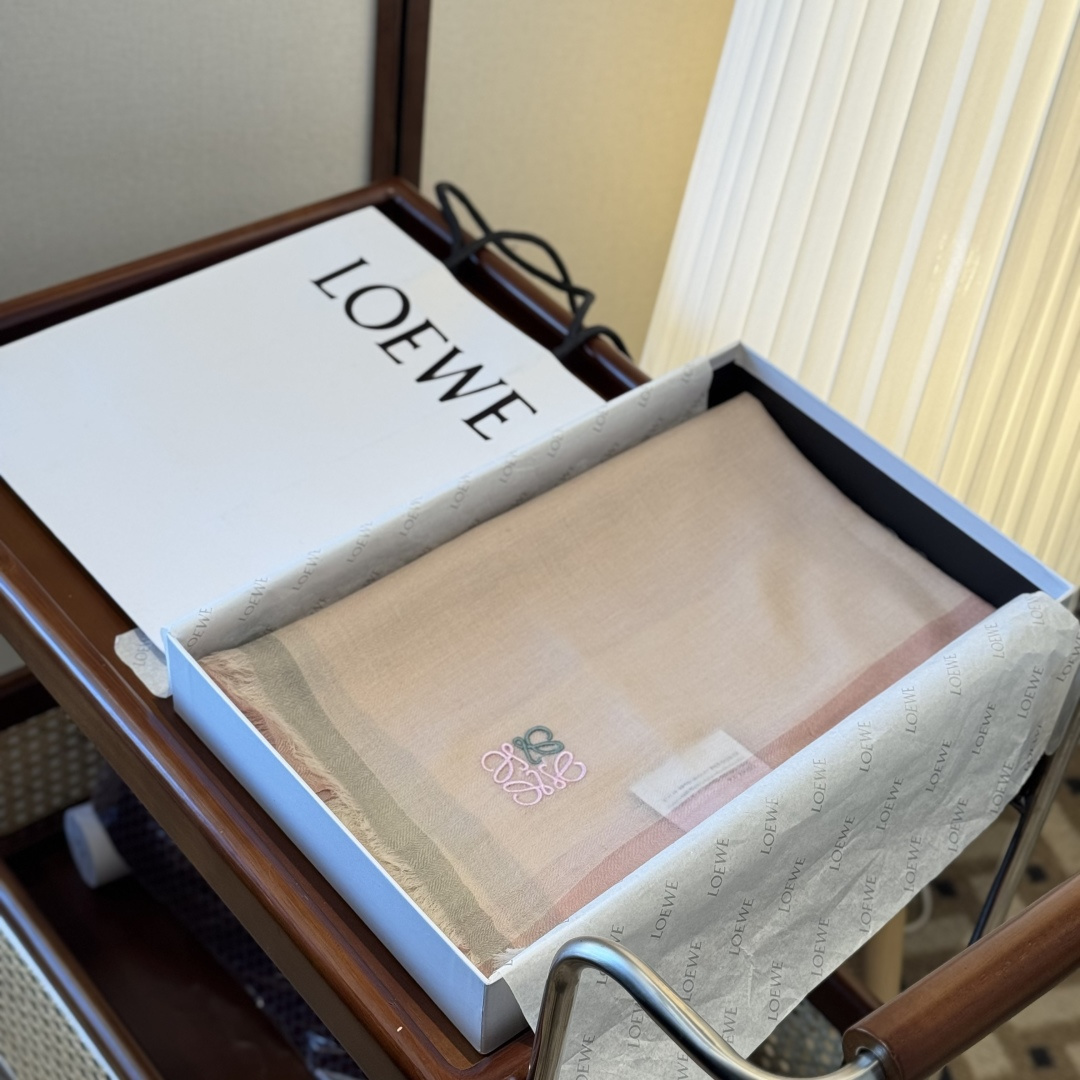 NO:554074,Loewe's top-quality original high-end products are presented in a big way. It is a unique and unprecedented pure cashmere. It feels so good that it is definitely a slow hand. The technology uses imported 300-count pure cashmere combined with colorful edge embellishments, which is very classy and low-key with a little luxury. Size 90*205cm. Imported pure cashmere woven high version scarf, high version scarf, loewe19860909罗意威极品原单高尖端产物重磅呈现 ,绝无仅有 史无前例 纯山羊绒 手感好到爆绝对又是一款手慢无 工艺上采用的是进口300支纯羊绒结合彩边点缀,非常显档次,低调中带着小奢华.尺寸90*205cm 进口纯羊绒织就高版本围巾,高版本围巾,loewe,scarf