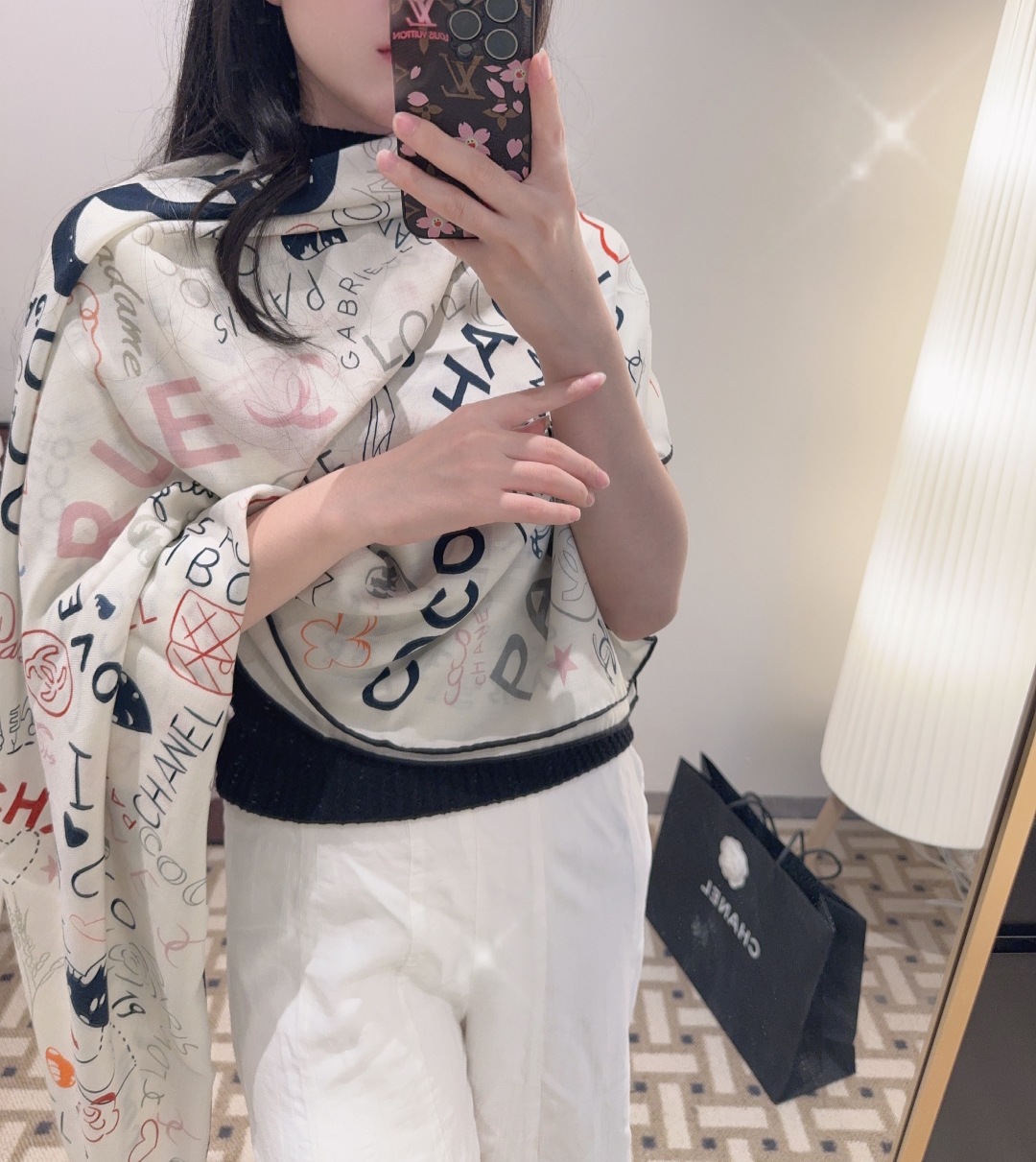经典茶花优雅Coco风，Chanel最新丝绒大方巾~气质到骨子里，香奶奶新一季的面料超高级，真心超级柔软