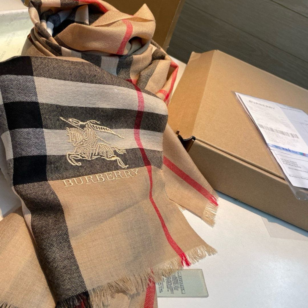 😘😘【英伦格纹】⚜️burberry殿堂级御用推荐❗️出口英国的订单！最新经典混纺系列。来的太是时候了❗