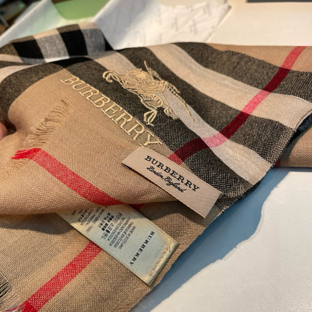 😘😘【英伦格纹】⚜️burberry殿堂级御用推荐❗️出口英国的订单！最新经典混纺系列。来的太是时候了❗