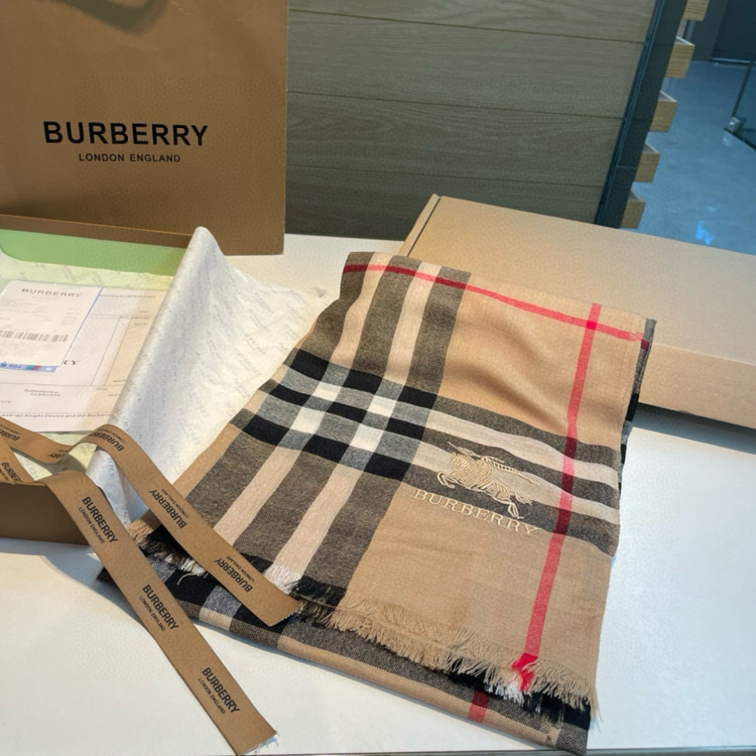 😘😘【英伦格纹】⚜️burberry殿堂级御用推荐❗️出口英国的订单！最新经典混纺系列。来的太是时候了❗