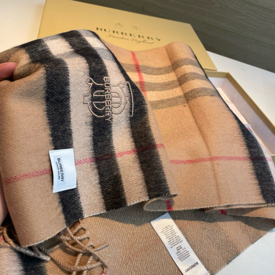 巴宝莉 金丝线新款👏👏超级有品百搭的款，🔥绝对质量好到爆的超值❗️最新出口🇬🇧男女羊绒围巾.手感细腻度非