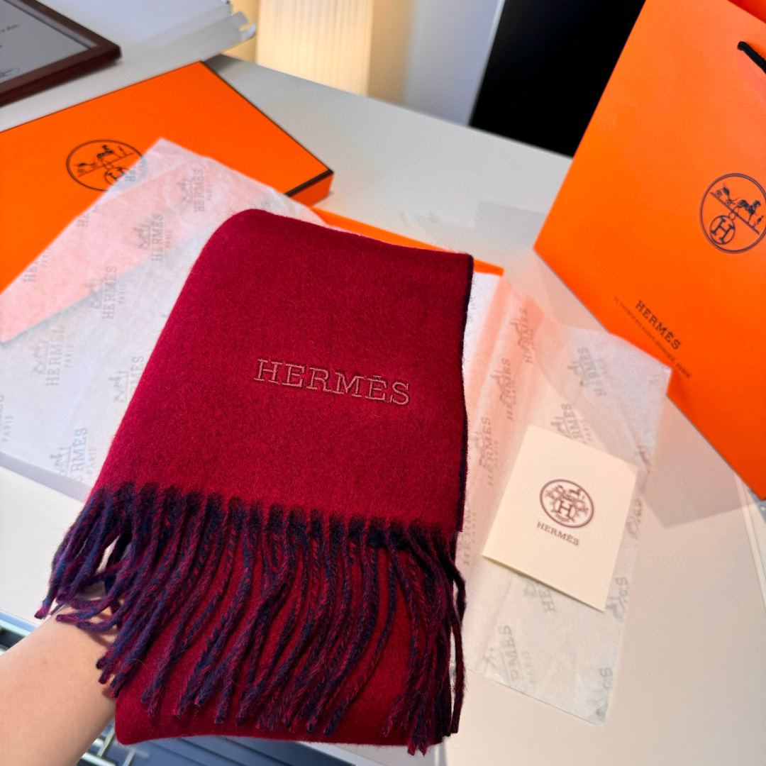 HERMFS【爱马仕】巴黎时装展双面羊绒围巾！采用蒙古高原细羊绒！手感满满地都是细腻的绒毛！这个价格绝对