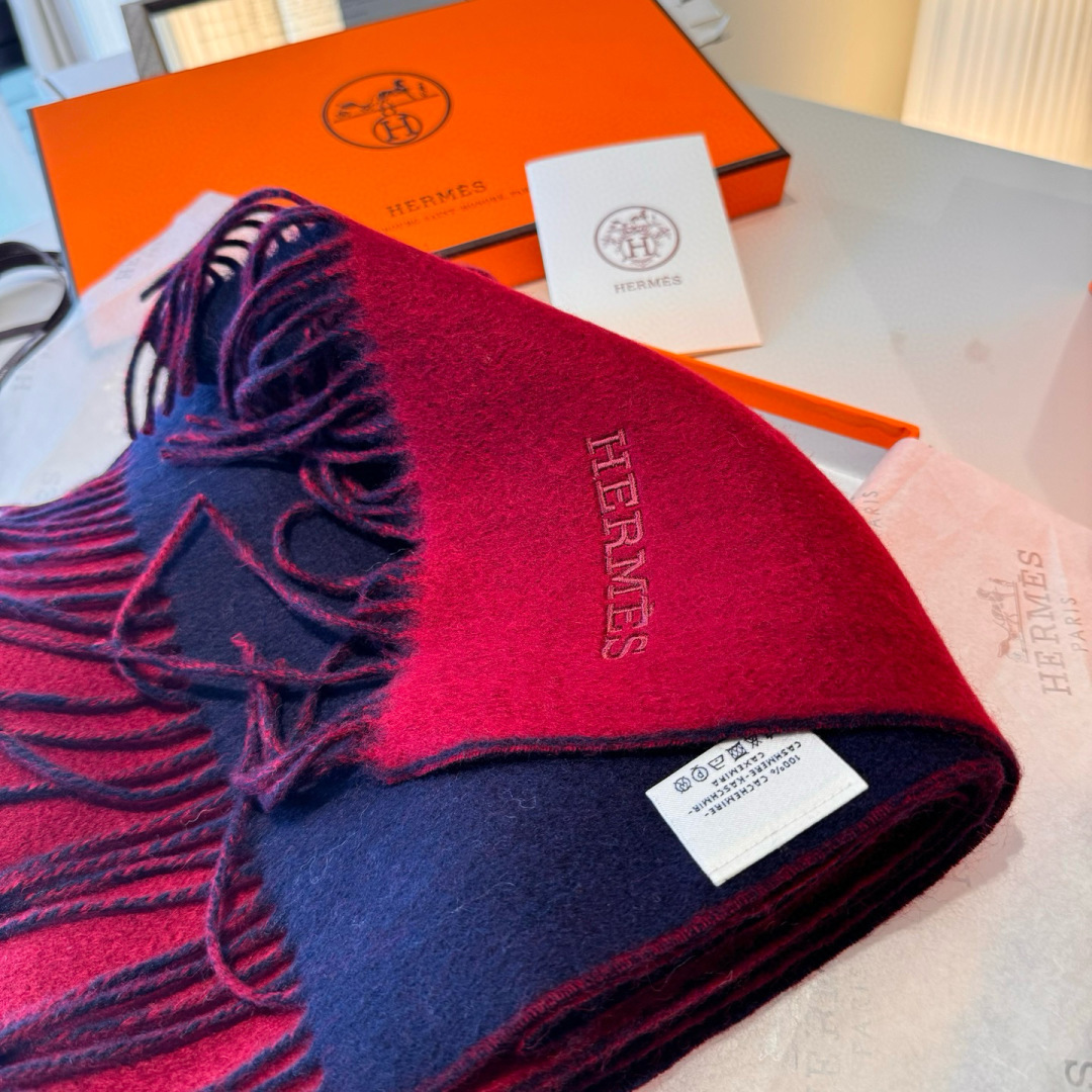 HERMFS【爱马仕】巴黎时装展双面羊绒围巾！采用蒙古高原细羊绒！手感满满地都是细腻的绒毛！这个价格绝对