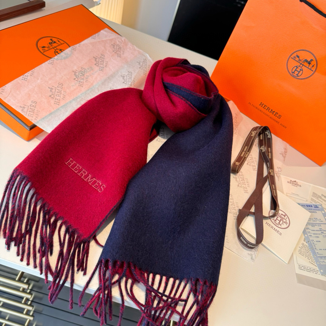 HERMFS【爱马仕】巴黎时装展双面羊绒围巾！采用蒙古高原细羊绒！手感满满地都是细腻的绒毛！这个价格绝对