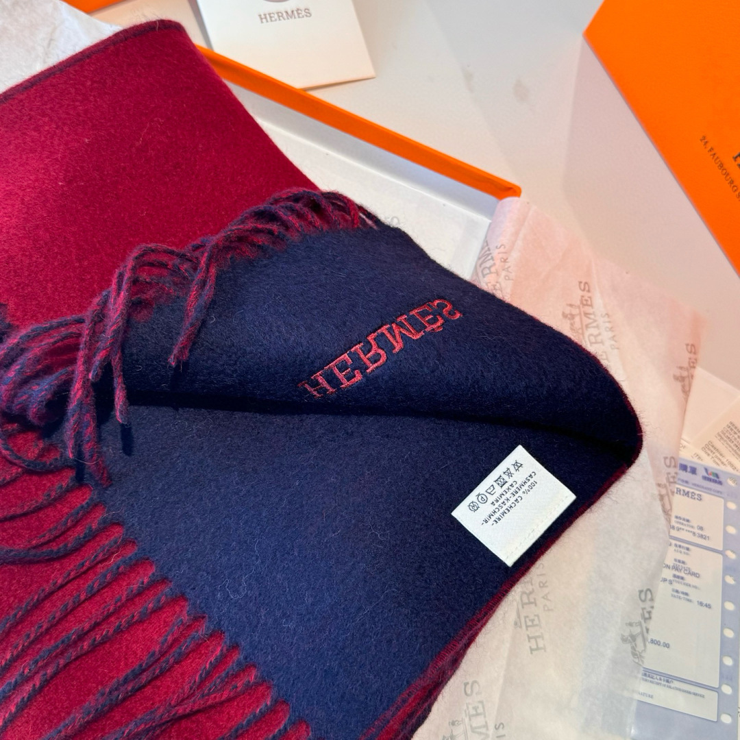 HERMFS【爱马仕】巴黎时装展双面羊绒围巾！采用蒙古高原细羊绒！手感满满地都是细腻的绒毛！这个价格绝对