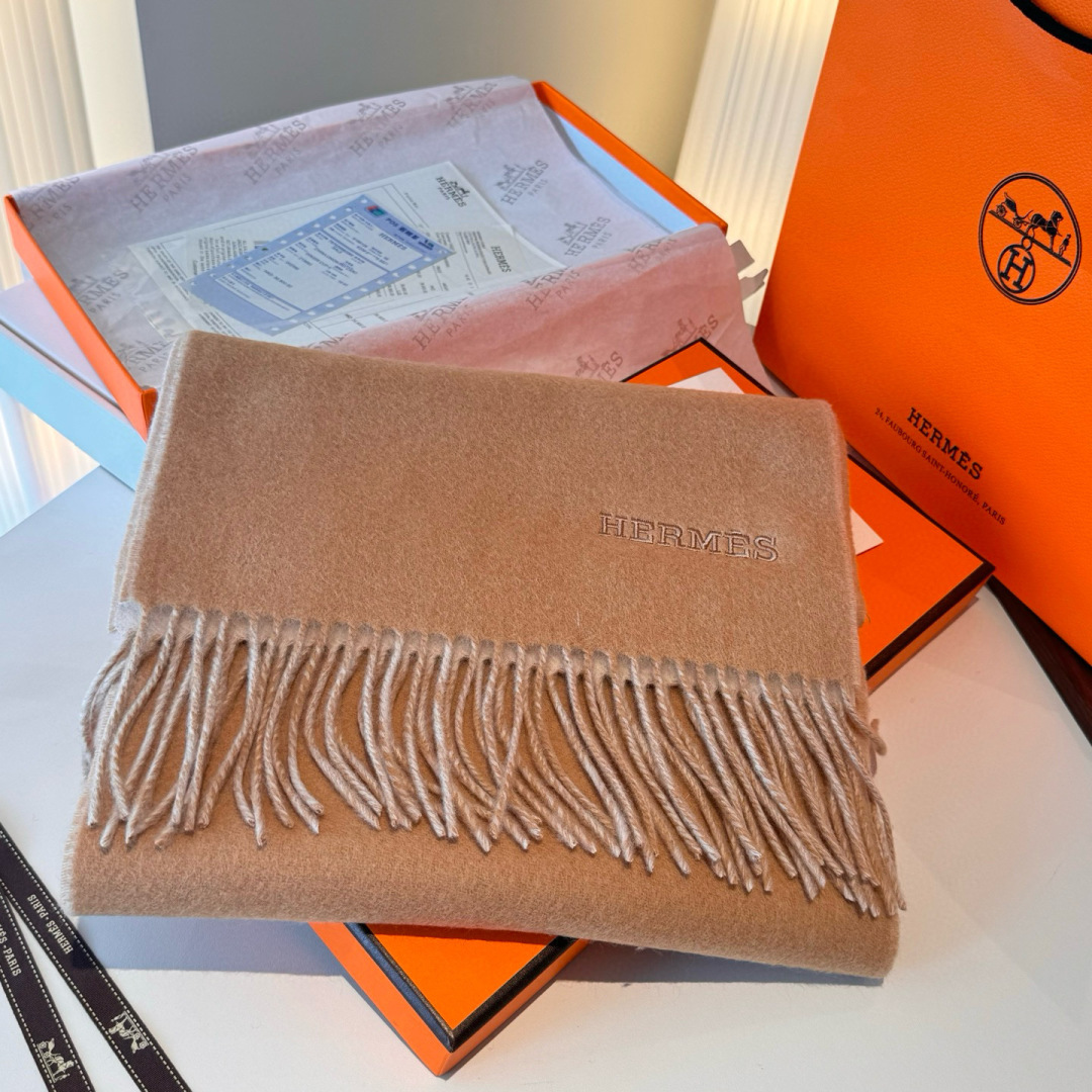 HERMFS【爱马仕】巴黎时装展双面羊绒围巾！采用蒙古高原细羊绒！手感满满地都是细腻的绒毛！这个价格绝对