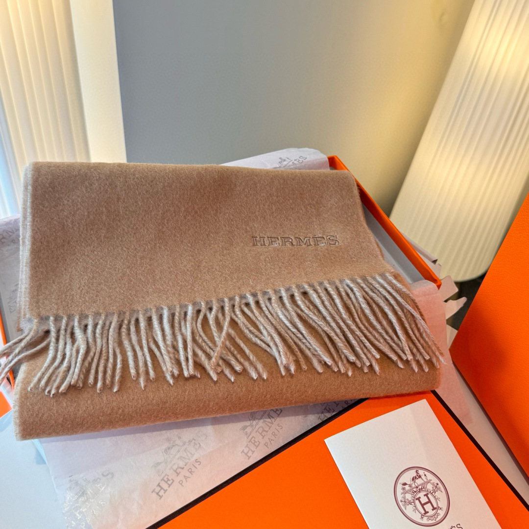 HERMFS【爱马仕】巴黎时装展双面羊绒围巾！采用蒙古高原细羊绒！手感满满地都是细腻的绒毛！这个价格绝对