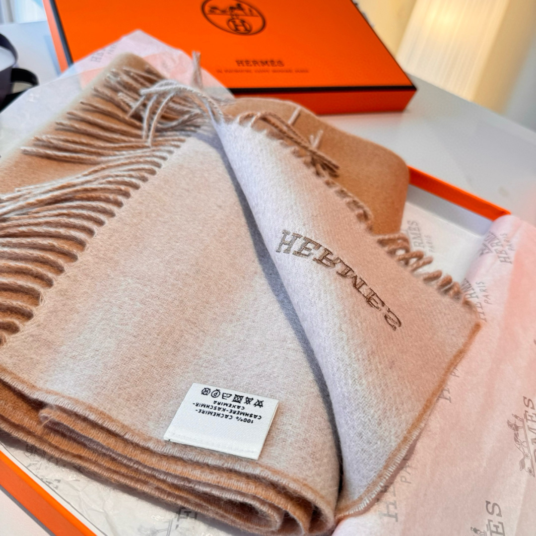 HERMFS【爱马仕】巴黎时装展双面羊绒围巾！采用蒙古高原细羊绒！手感满满地都是细腻的绒毛！这个价格绝对