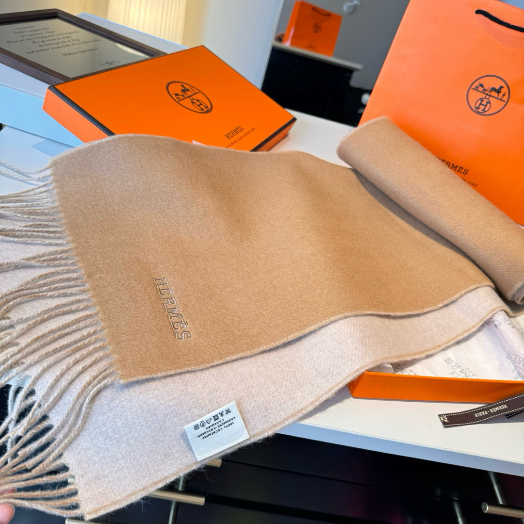 HERMFS【爱马仕】巴黎时装展双面羊绒围巾！采用蒙古高原细羊绒！手感满满地都是细腻的绒毛！这个价格绝对