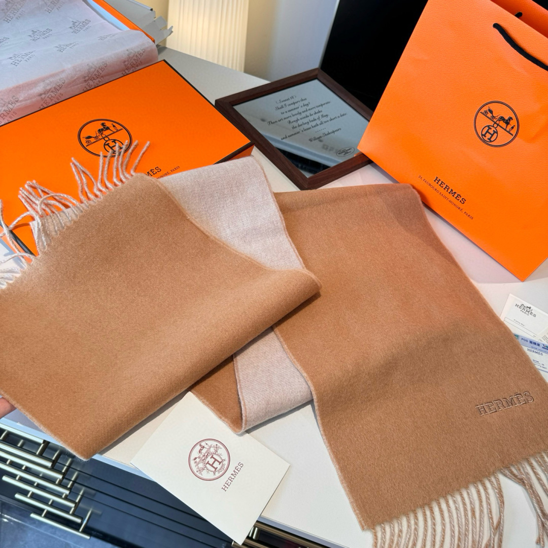 HERMFS【爱马仕】巴黎时装展双面羊绒围巾！采用蒙古高原细羊绒！手感满满地都是细腻的绒毛！这个价格绝对