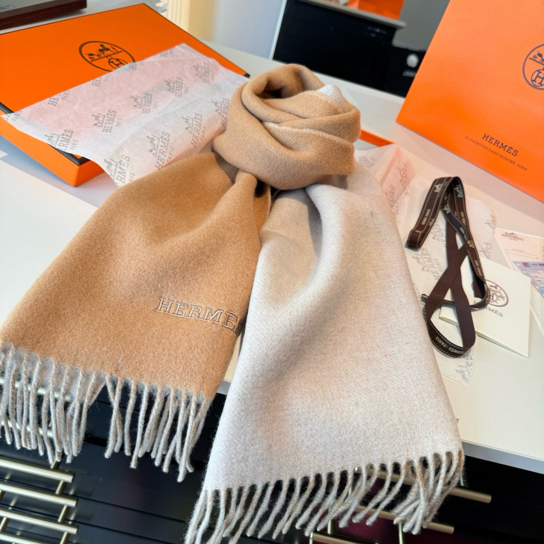 HERMFS【爱马仕】巴黎时装展双面羊绒围巾！采用蒙古高原细羊绒！手感满满地都是细腻的绒毛！这个价格绝对