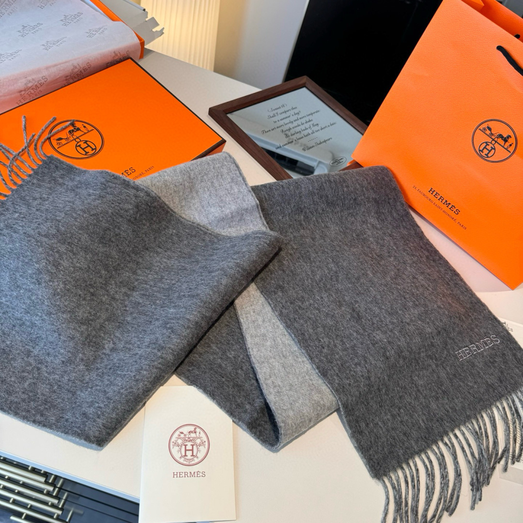 HERMFS【爱马仕】巴黎时装展双面羊绒围巾！采用蒙古高原细羊绒！手感满满地都是细腻的绒毛！这个价格绝对