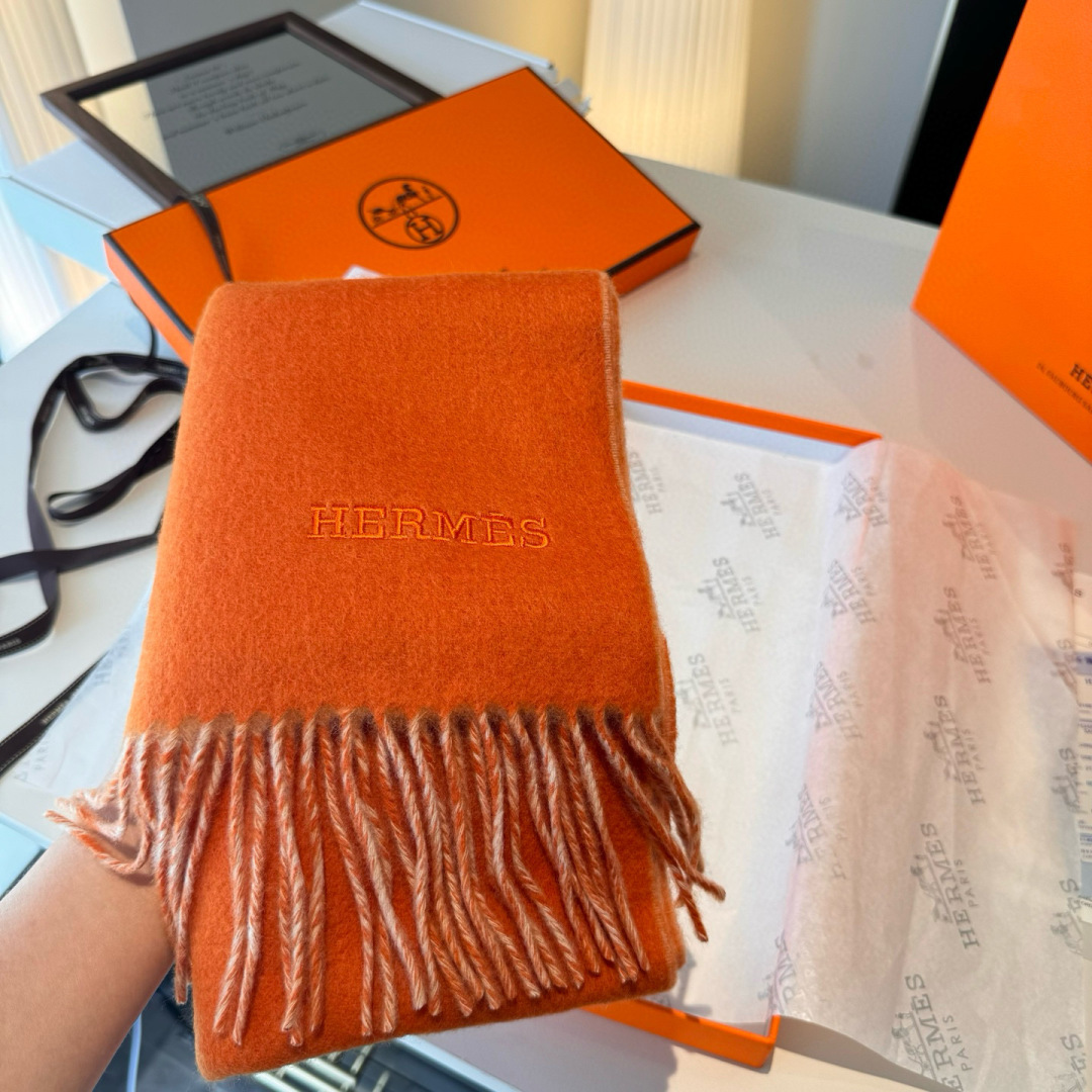 HERMFS【爱马仕】巴黎时装展双面羊绒围巾！采用蒙古高原细羊绒！手感满满地都是细腻的绒毛！这个价格绝对