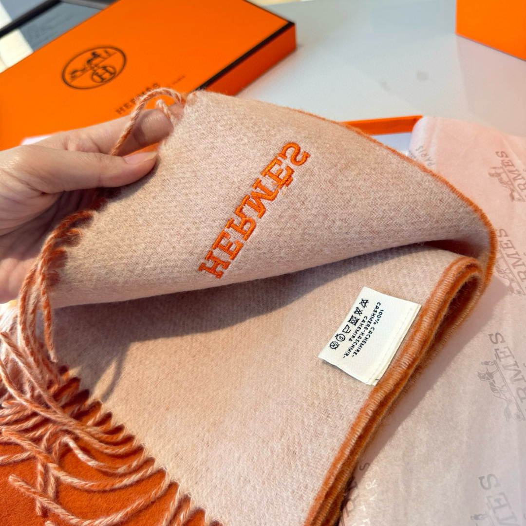 HERMFS【爱马仕】巴黎时装展双面羊绒围巾！采用蒙古高原细羊绒！手感满满地都是细腻的绒毛！这个价格绝对