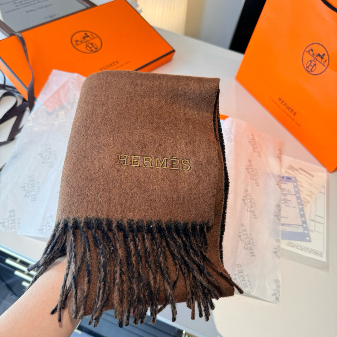HERMFS【爱马仕】巴黎时装展双面羊绒围巾！采用蒙古高原细羊绒！手感满满地都是细腻的绒毛！这个价格绝对