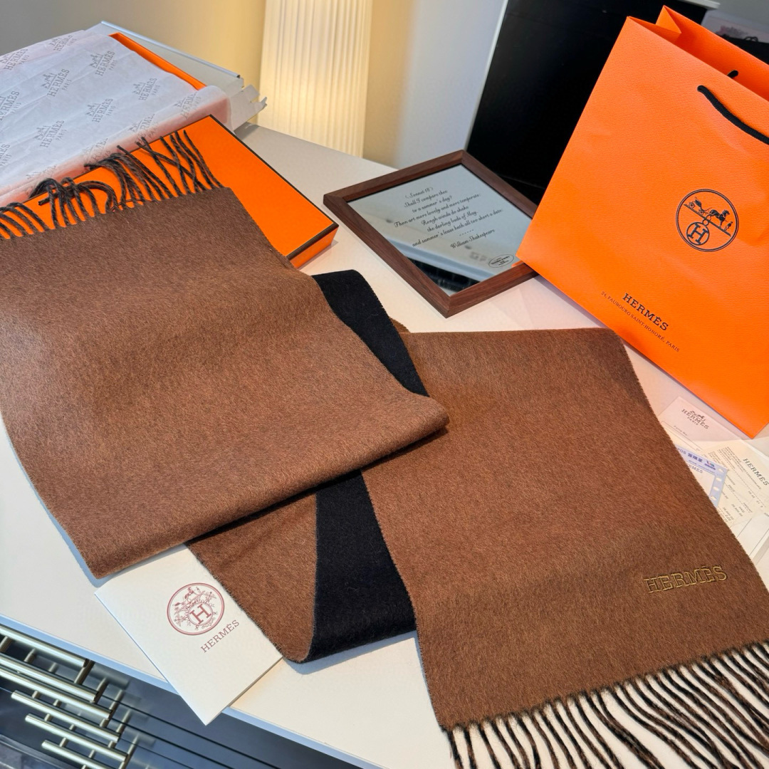HERMFS【爱马仕】巴黎时装展双面羊绒围巾！采用蒙古高原细羊绒！手感满满地都是细腻的绒毛！这个价格绝对