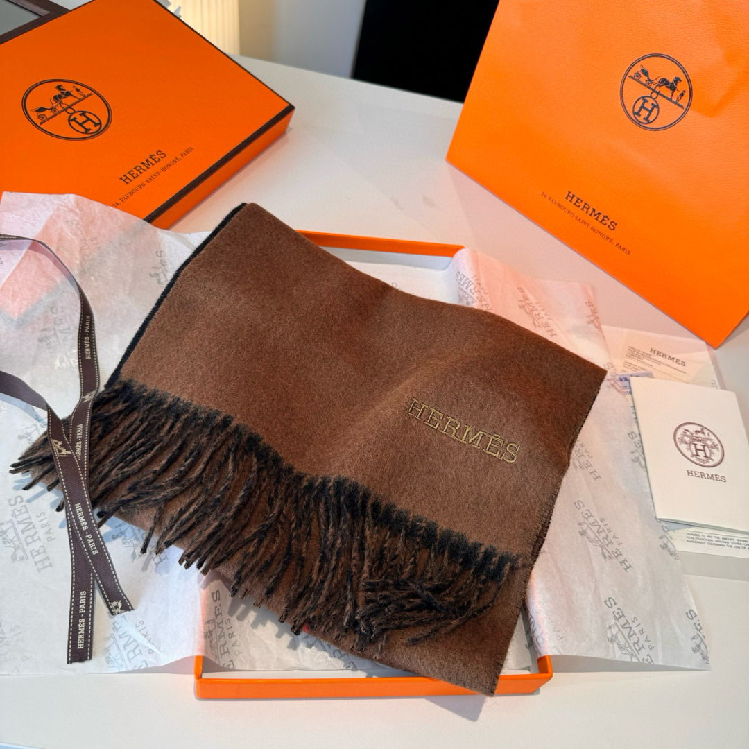 HERMFS【爱马仕】巴黎时装展双面羊绒围巾！采用蒙古高原细羊绒！手感满满地都是细腻的绒毛！这个价格绝对