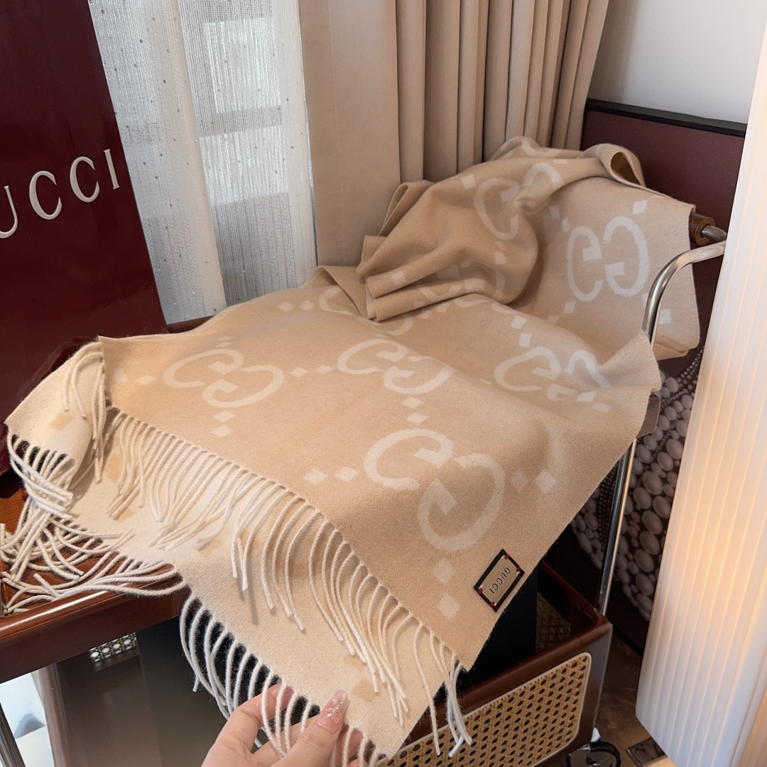 金丝版本Gucci重磅专柜最最新款，专柜售价7240的好货！就是喜欢Gucci这种调调！长在很多人喜欢这