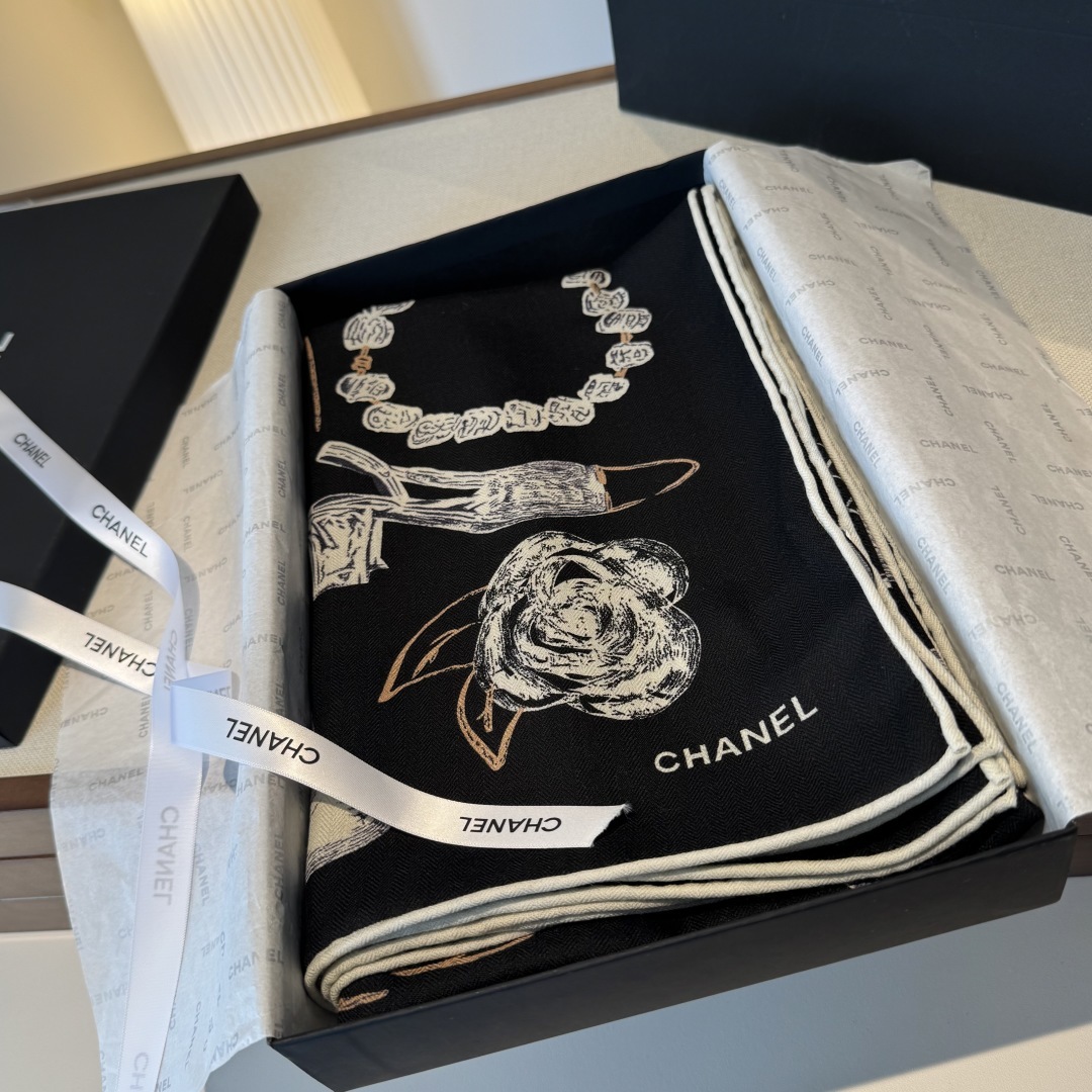 经典茶花优雅Coco风,Chanel最新菱格丝绒大方巾~气质到骨子里,香奶奶新一季的面料超高级,真心超级