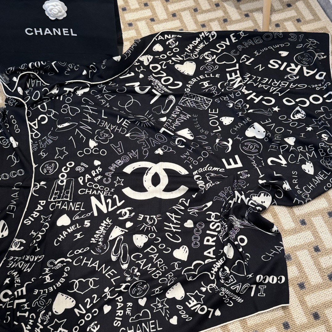 经典茶花优雅Coco风,Chanel最新丝绒大方巾~气质到骨子里,香奶奶新一季的面料超高级,真心超级柔软