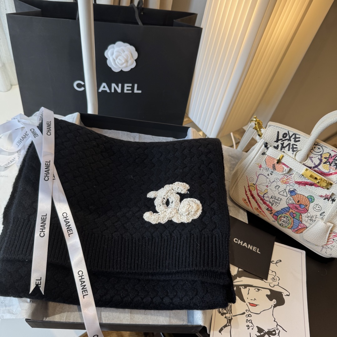 【香奶奶针织鳞片花纹羊绒围巾】以100%珍稀羊绒织就，30*180cm修长尺寸如云朵般轻盈环绕颈间。鳞片