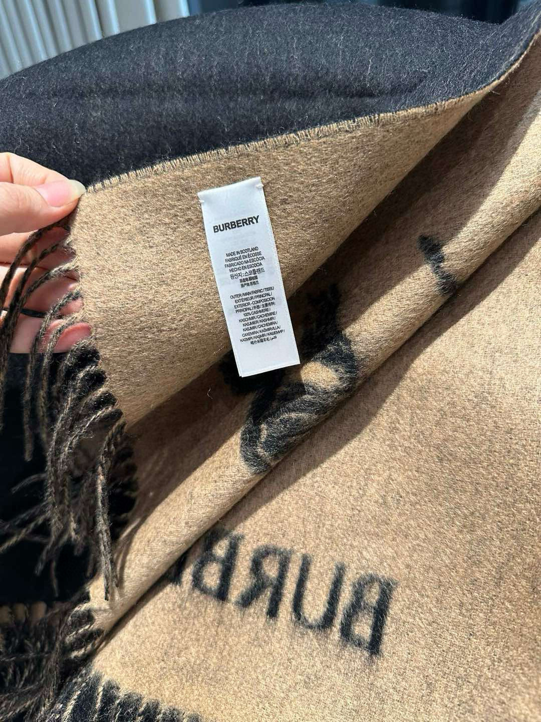 ❤️双面拼色羊绒围巾 巴宝莉双拼色 双面提花羊绒围巾 24年秋冬最新款 专柜排队买 绝对的上身效果极佳 