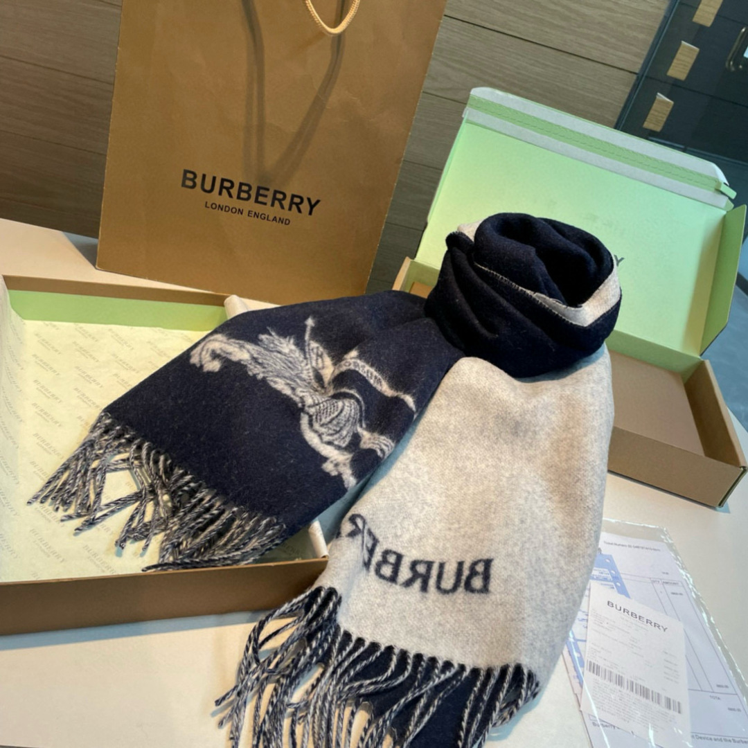 ❤️双面拼色羊绒围巾 巴宝莉双拼色 双面提花羊绒围巾 24年秋冬最新款 专柜排队买 绝对的上身效果极佳 