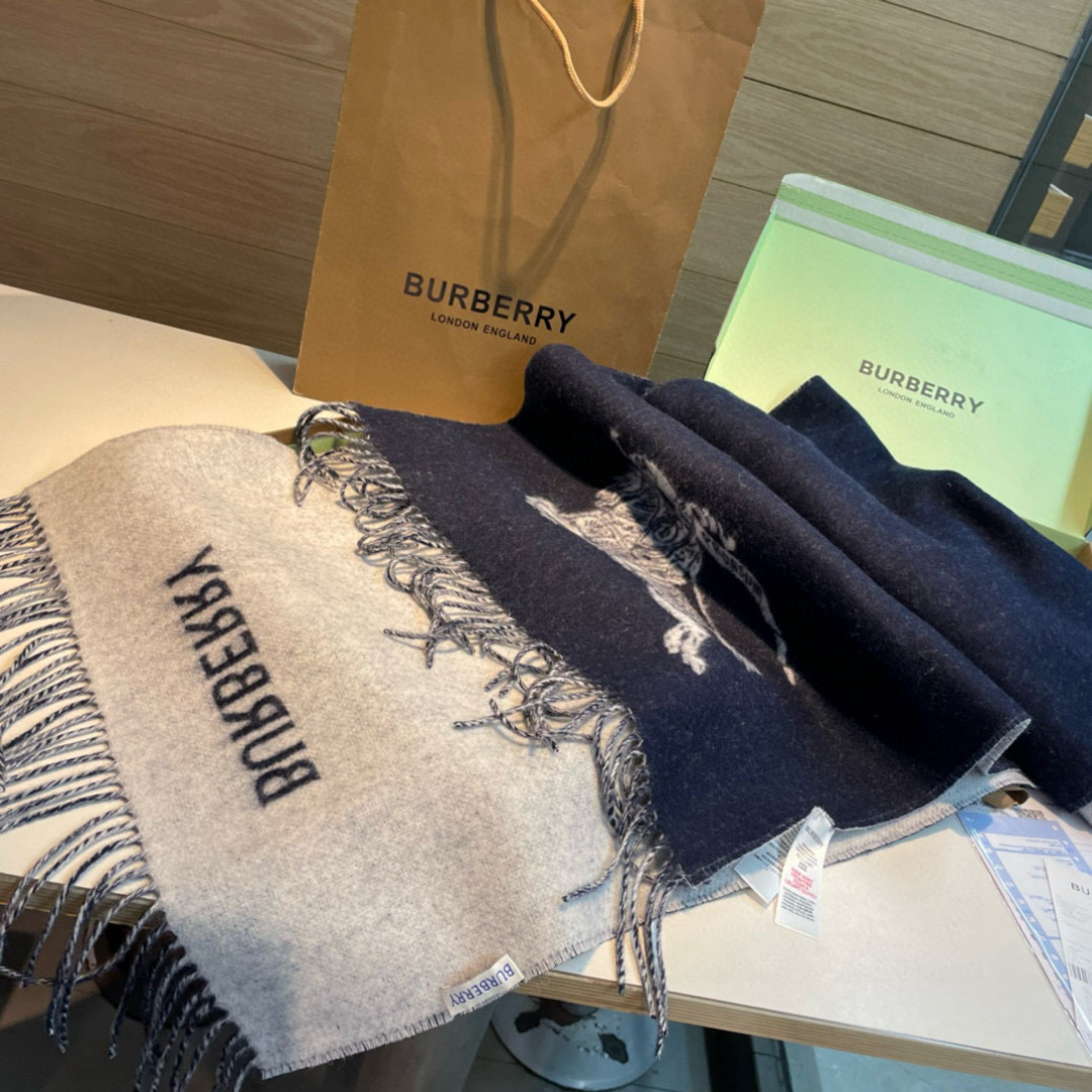 ❤️双面拼色羊绒围巾 巴宝莉双拼色 双面提花羊绒围巾 24年秋冬最新款 专柜排队买 绝对的上身效果极佳 