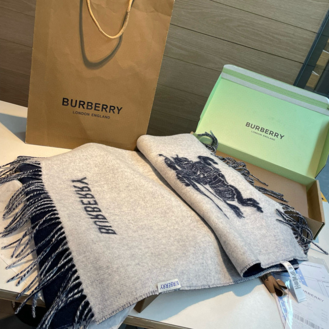 ❤️双面拼色羊绒围巾 巴宝莉双拼色 双面提花羊绒围巾 24年秋冬最新款 专柜排队买 绝对的上身效果极佳 