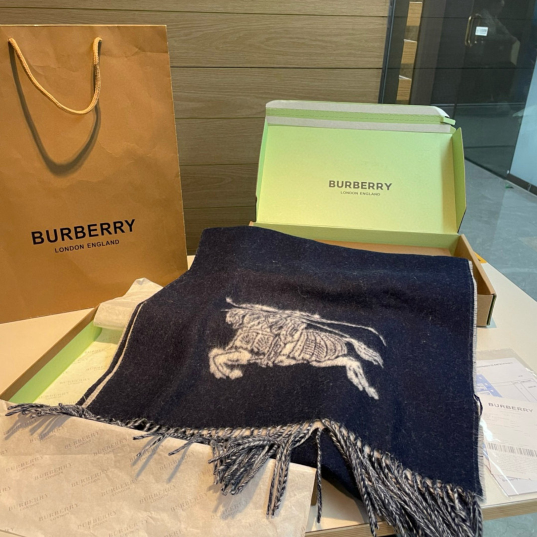 ❤️双面拼色羊绒围巾 巴宝莉双拼色 双面提花羊绒围巾 24年秋冬最新款 专柜排队买 绝对的上身效果极佳 