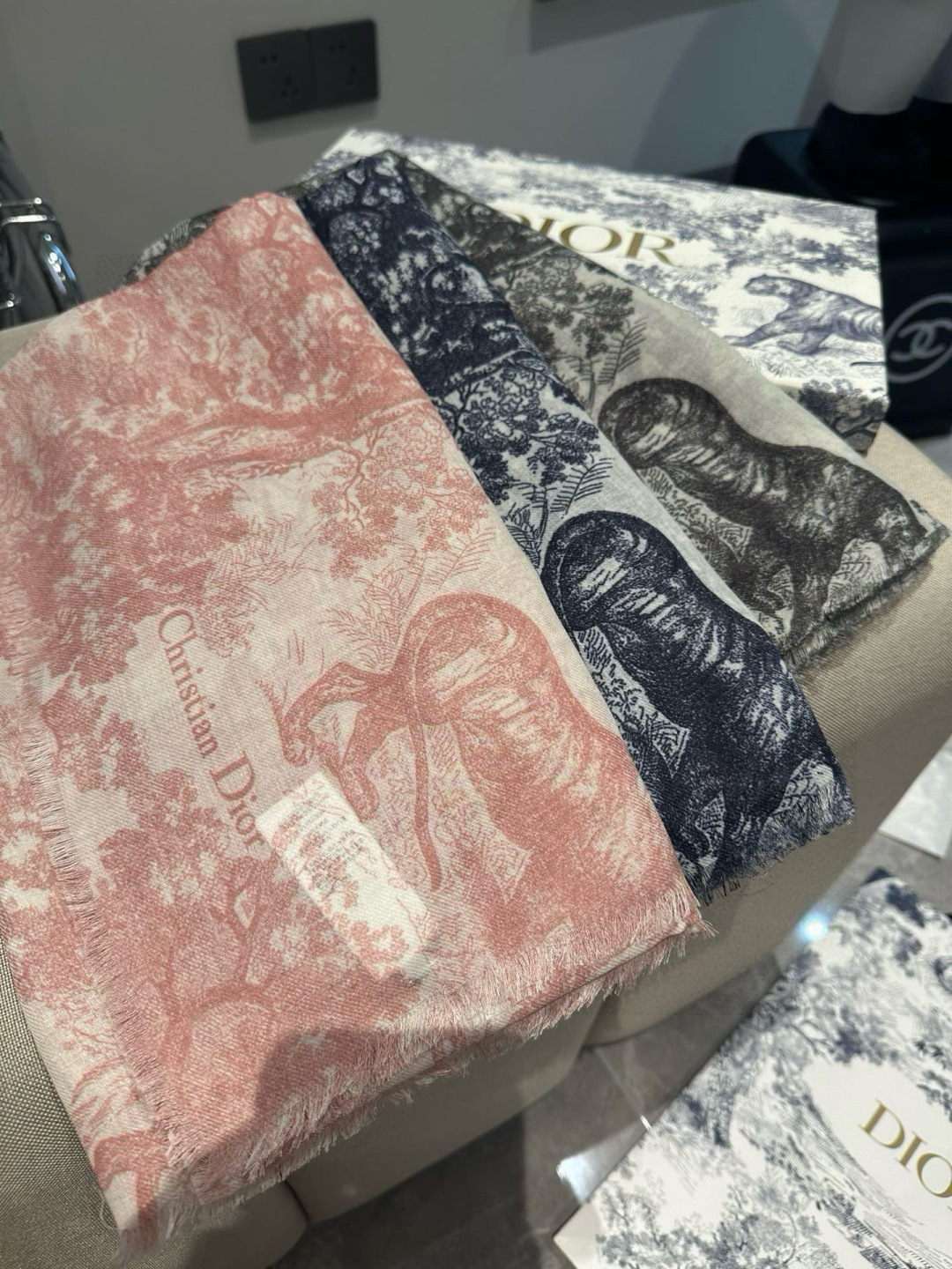 【▪️Dior新款伊如动物丛林丝羊绒围巾长款披肩！纯粹的高级和时髦感！太有品味了！！】好看死了，质感有腔