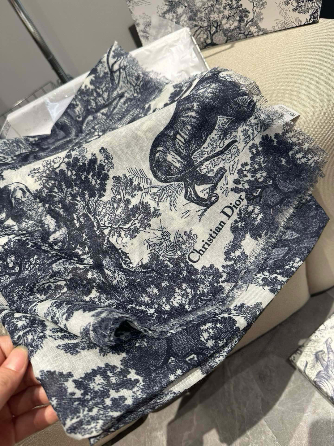 【▪️Dior新款伊如动物丛林丝羊绒围巾长款披肩！纯粹的高级和时髦感！太有品味了！！】好看死了，质感有腔