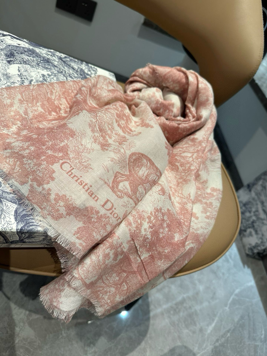 【▪️Dior新款伊如动物丛林丝羊绒围巾长款披肩！纯粹的高级和时髦感！太有品味了！！】好看死了，质感有腔