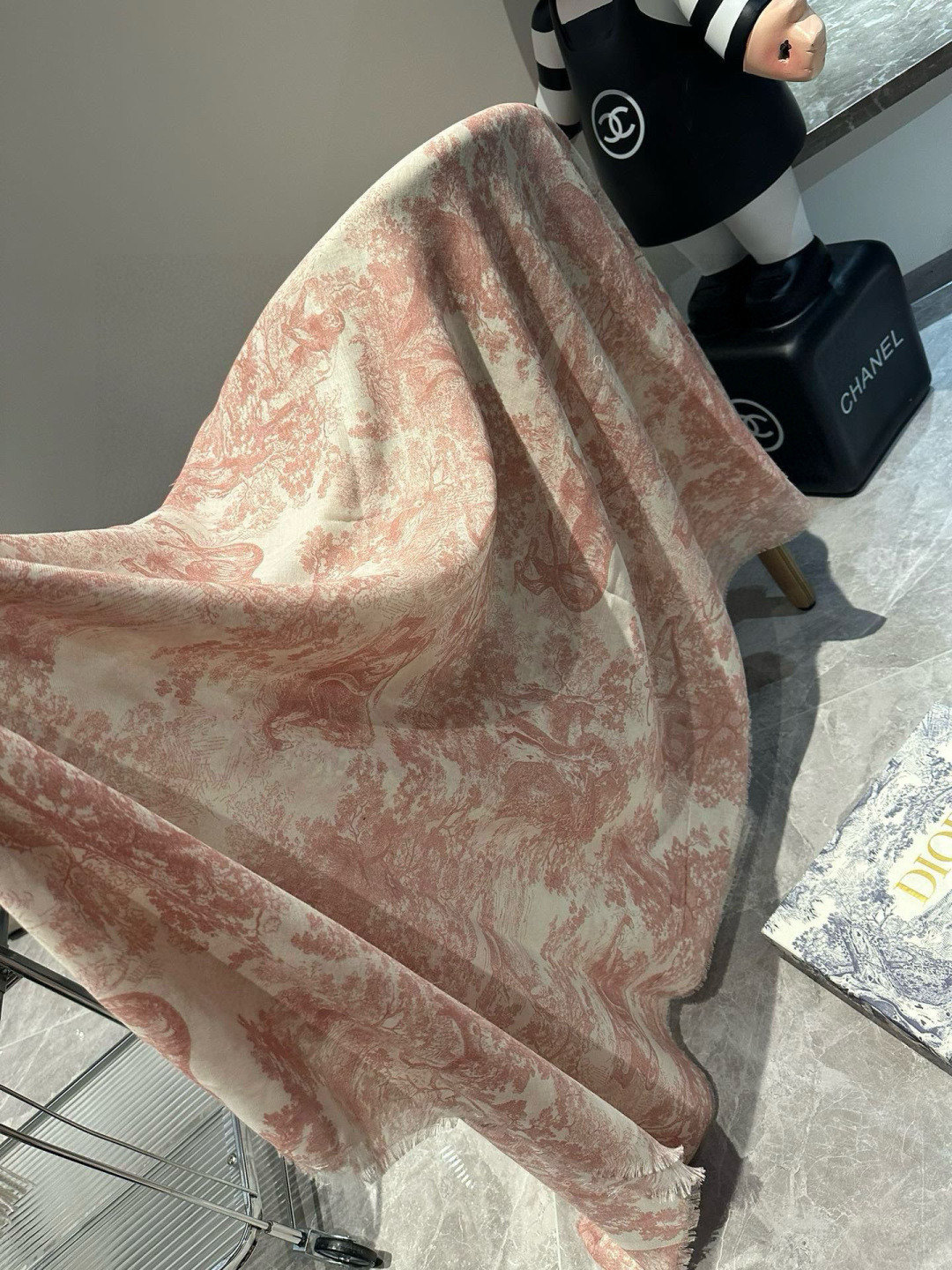 【▪️Dior新款伊如动物丛林丝羊绒围巾长款披肩！纯粹的高级和时髦感！太有品味了！！】好看死了，质感有腔